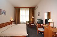 Szép és tiszta szoba fürdőszobával olcsó áron a Hunguest Hotel Platánus szállodában a Népligetre néző panorámával