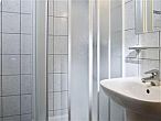 Jagelló Hotel Budapest szobáihoz zuhanyzós fürdőszoba tartozik