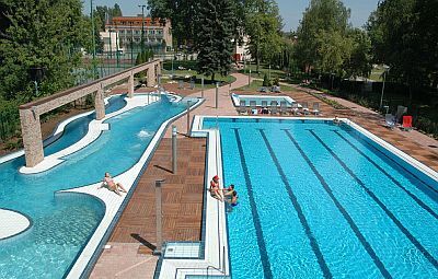 Hotel Holiday Beach gyerek és felnőtt medencéje a Rómain