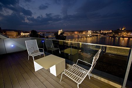 Budapesti panoráma a Lánchíd 19 Hotel**** szobájából panoráma a Dunára a hidakra és a belvárosra