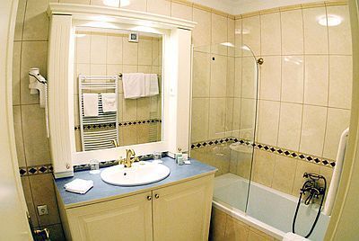 Királyné udvara hotel fürdőszobája Budapesten az Erzsébetvárosban, fürdőkádas szállodai szoba Budapesten - Queens Court Residence h