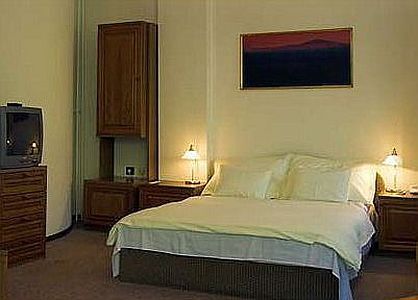 Olcsó franciaágyas hotelszoba Budapesten - Hotel Molnár szép tágas szobája