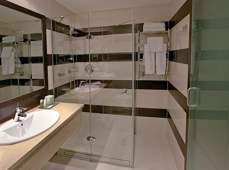 Szép és elegáns fürdőszoba az Aquaworld Hotelben**** Budapesten