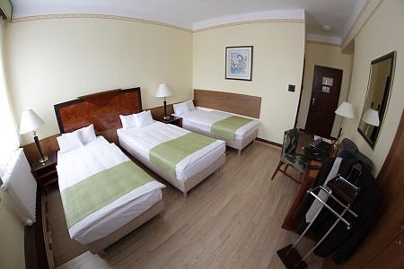 Budapesti olcsó három ágyas hotel szoba a centrumban a Nyugatinál, közel a Margit hídhoz