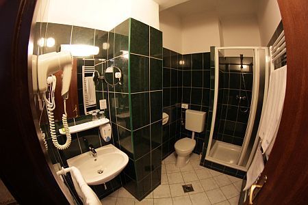 Budapest belvárosában olcsó szálloda a Hotel Metro - szép fürdőszoba a hotel metro szállodában közel a Nagykörúthoz