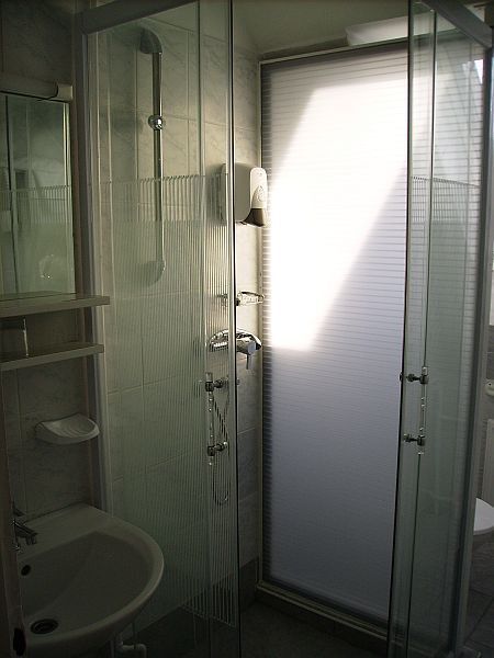 Kristal Hotel fürdőszobája Budapesten - Felújított szálloda Budán 