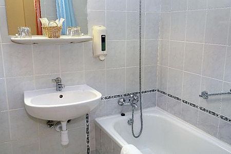 Ében Hotel fürdőszobája Zuglóban a Hungexpo közelében