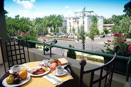 Hotel Andrássy akciós hotelszobája Budapesten, nagy erkéllyel, panorámás kilátással