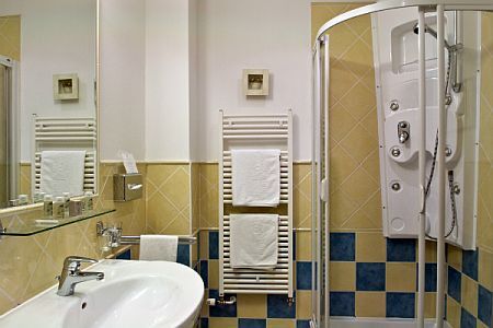 Mamaison Hotel Andrássy fürdőszobája az Oktogon közelében, Budapesten