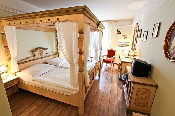 Hotel Sissi elegáns baldachinos szobája Budapesten, a Corvin negyed közelében