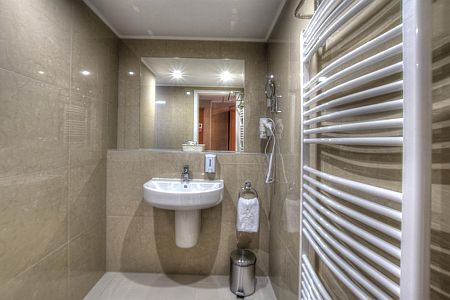 Hotel Anna Budapest - szép új tiszta fürdőszoba Budán